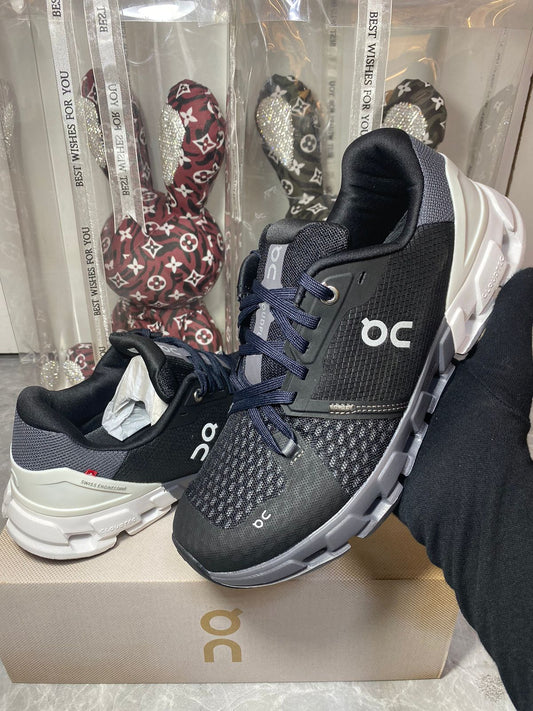 ON Cloud flyer ‘Balck/White’