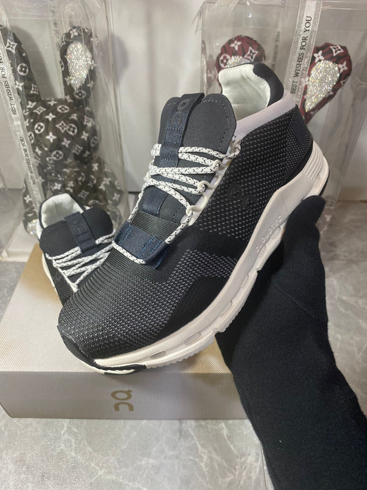 On Cloudnova ‘Black white’