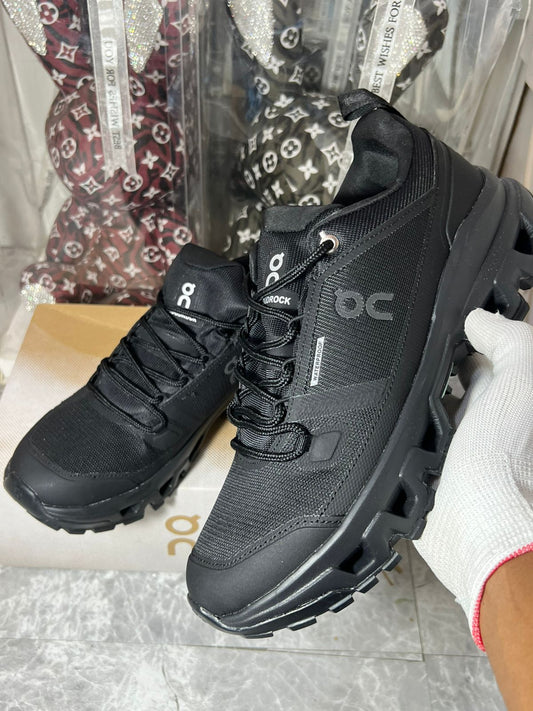 On Cloud rock Low WP- ‘Black’