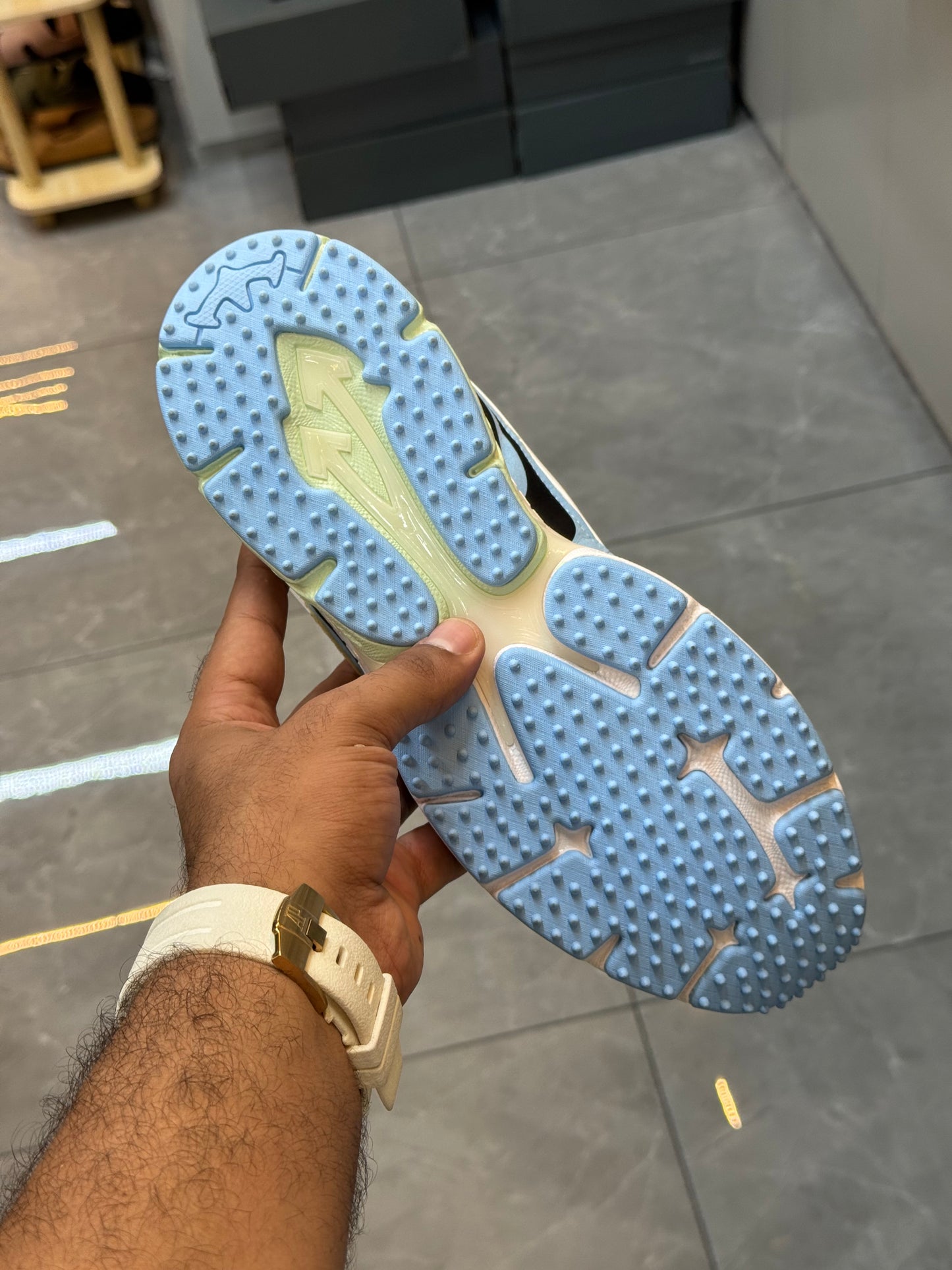 OFF WHITE Be Right Back