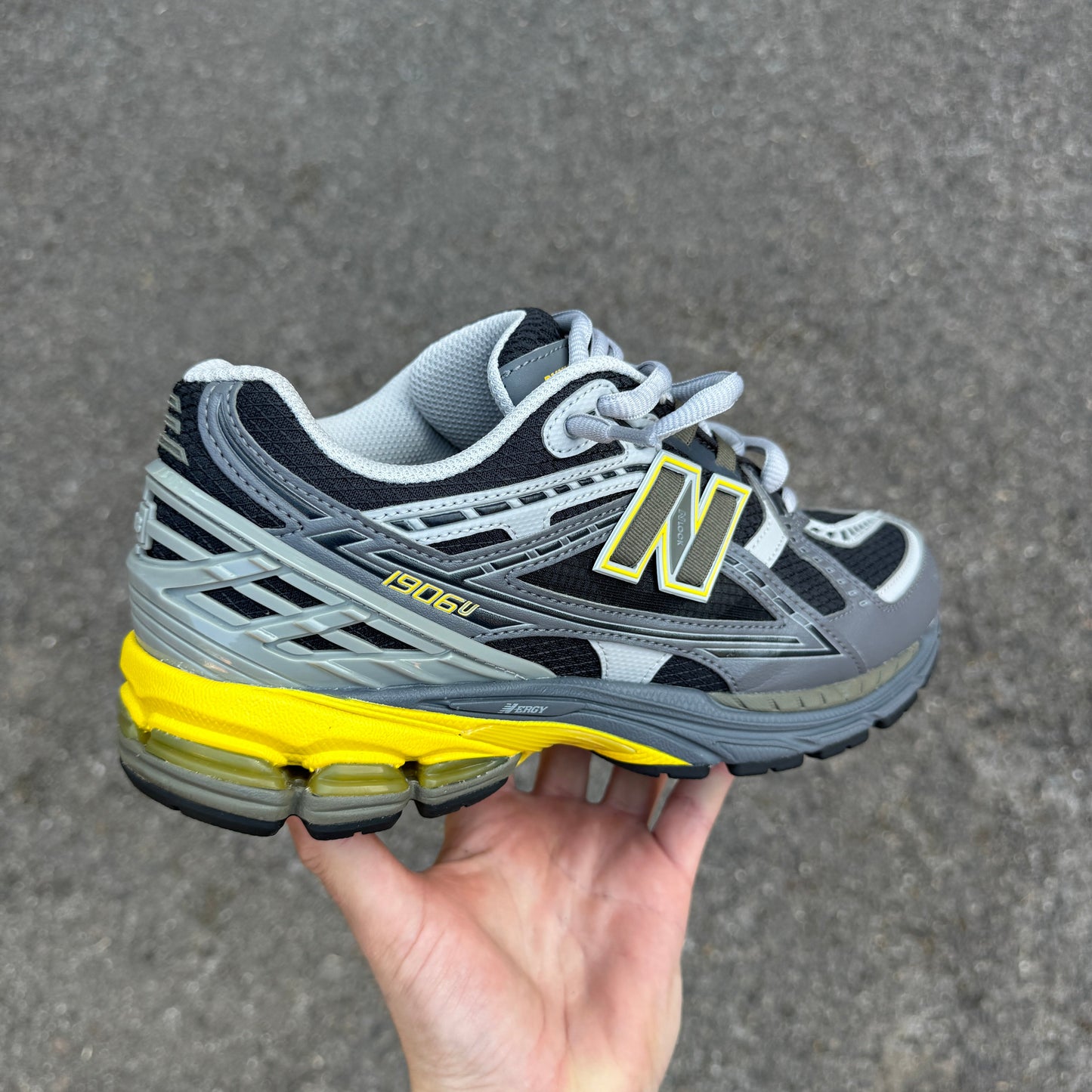 NEW BALANCE 1906 GREY