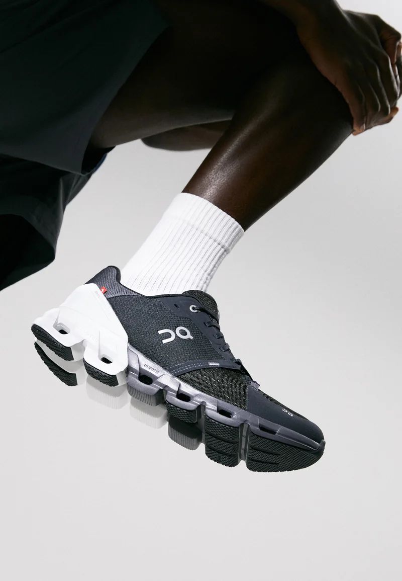 ON Cloud flyer ‘Balck/White’
